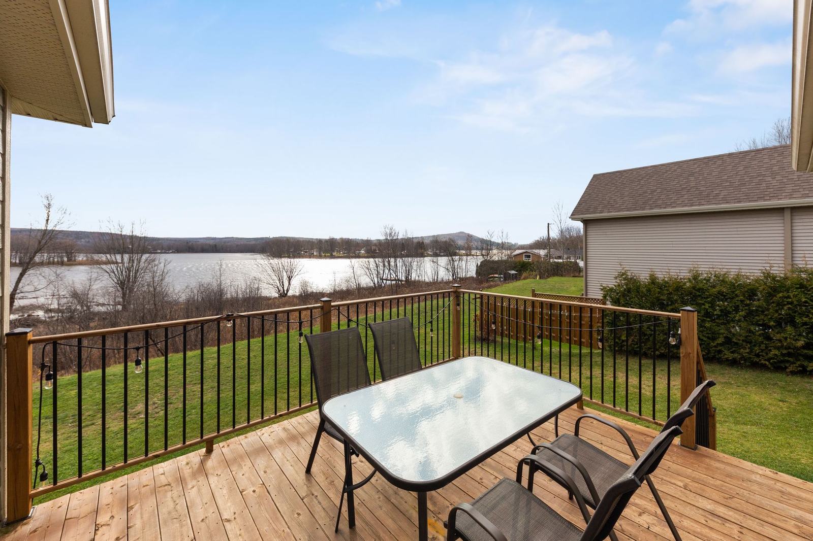 Terrasse du chalet Foresta avec vue sur le lac