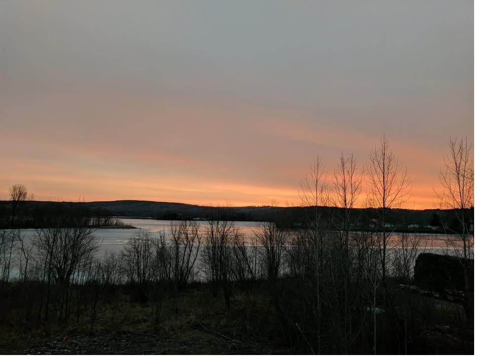 Coucher de soleil sur le lac depuis le domaine des Chalets Trois-Lacs